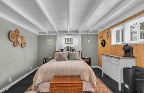 Beachglass Cottage - Family Friendly Kids and Pets - Photo 26