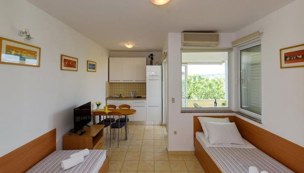 Alluring Apartment in Sukošan near Sea - Foto 5, Sala de estar