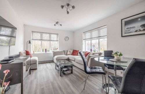 STYLISH HOME - VIRGINIA WATER LAKE & FREE PARKING - By Tempstay - Foto 3