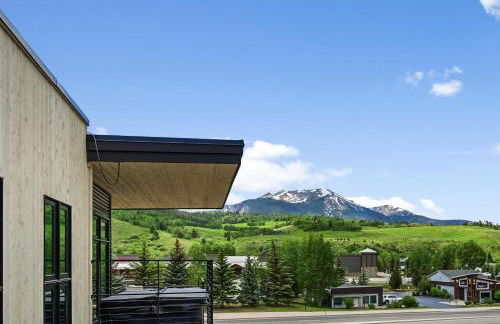 4-Season Modern Mountain Penthouse with Private Hot Tub & Scenic Views - Foto 36