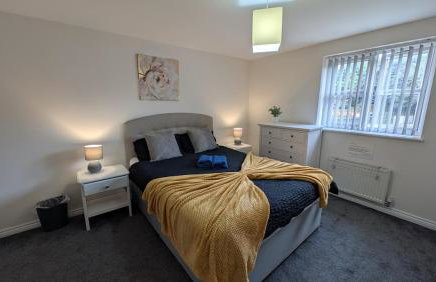 Large Modern House With Private Parking - Photo 2