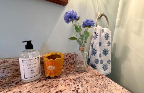 Cozy Cabin Vibe in the City - Foto 37