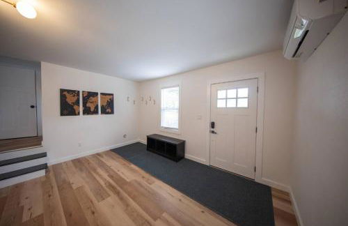 Centrally Located Cozy Modern Home in Bethel - Foto 29