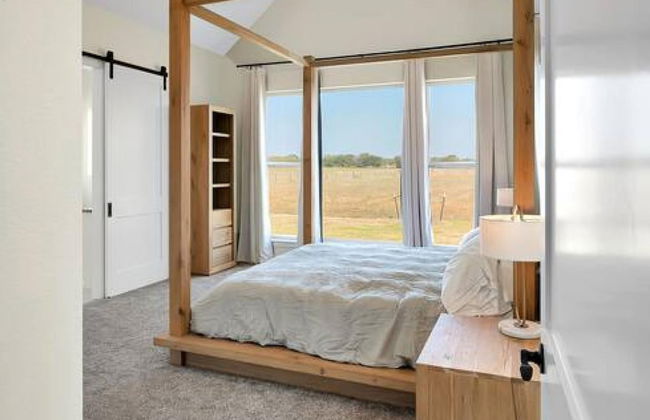 New Luxury Texas Farmhouse - Photo 19