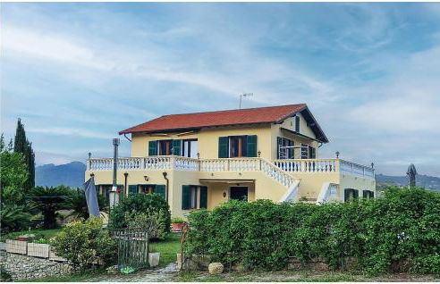 Gorgeous Apartment In Camporosso - Photo 13