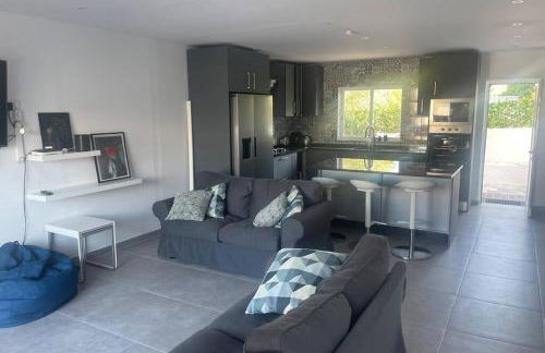 Spacious Villa. Large Rooftop. 4 Bedroom Sleeps 8 - Foto 5