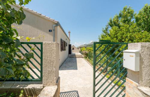 JOVI-relaxing, fenced, private, heated pool & view - Photo 27