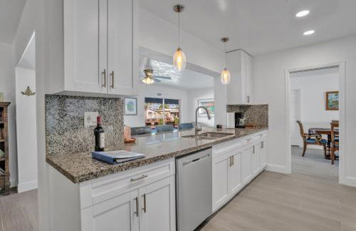 4 bd Near beach spacious solar heated pool waterfront home - Photo 24