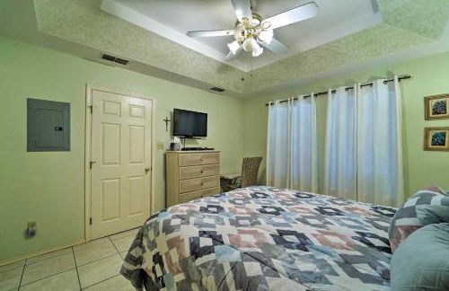 Deck and Pool Access Long Island Village Escape! - Foto 15