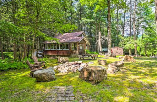 Secluded and Quiet Pocono Mountain Cabin with Hot Tub! - Foto 2