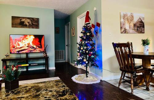 Cozy Cabin with HOTTUB in the GREAT SMOKY MOUNTAINS - Photo 4