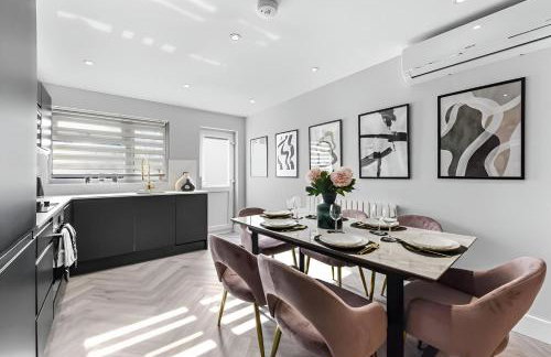 The Ultimate Hangout 4BR Modern House with Garden - Photo 5