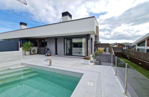 BEACH HOUSE with swimming pool - Photo 1