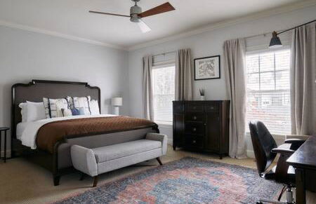 Modern Home next to Vanderbilt Campus with Parking, Screened Porch & Workspace, Walk to Hillsboro Village, Fido & Pancake Pantry, Minutes to Music Row, 12 South & Broadway, Perfect for Families, Friends & University Visits - Foto 3