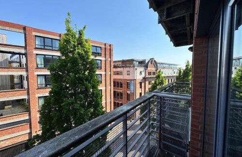 Balcony Free Parking Huge TV City Centre Apt - Foto 9
