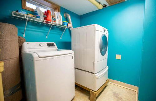 Work & Relax, 3BR Home with Office, Close to Downtown & Prairie Trail, Parking - Foto 26