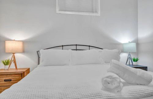 Stylish Condo • Walk to Theaters • Parking - Foto 18