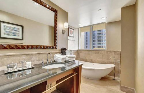 2B Beachfront condo! Pool! Games! 15 mins to PBI! - Foto 16