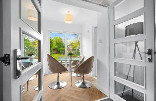 Stylish Four Bedroom House - Garden - Parking - Great Barr 110F - Foto 3