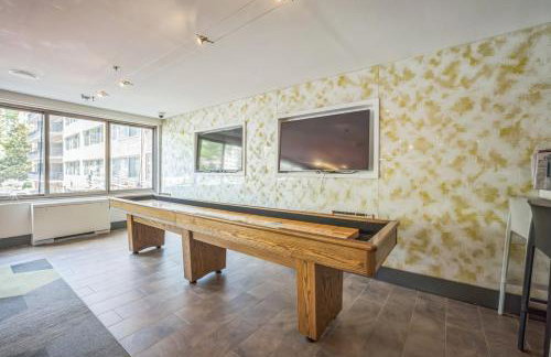 Large 3 bedroom Family Suite, Private Balcony, 5 min to DCA, Gym, Pool and more! - Photo 57