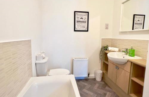 Stylish City Apartment with Free Parking near Town - Foto 13