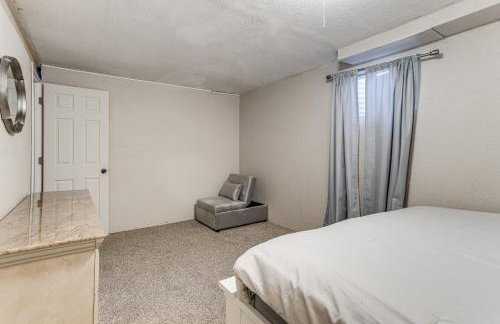 Spacious Aurora Retreat w/ Game Room + Hot Tub! - Foto 28