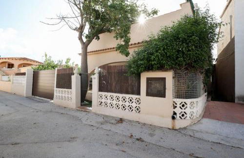 Cómodo chalet en la playa con gran patio exterior cerca del MET Y Campo de Golf - Photo 30