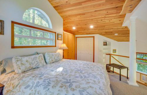 Enchanting Escape with Hot Tub, Decks and Views! - Foto 16