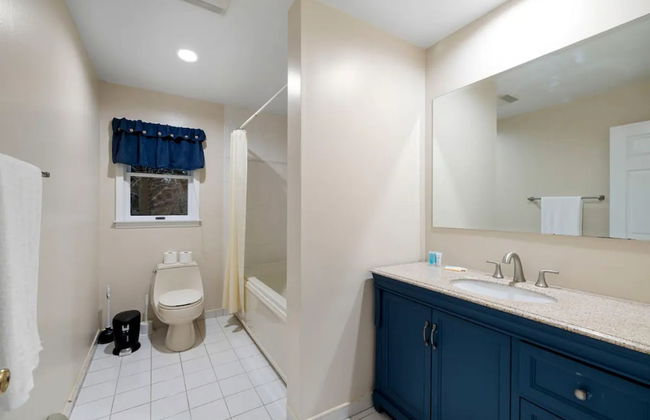 Cozy Fall Home With 4BR and Fireplace - Photo 8