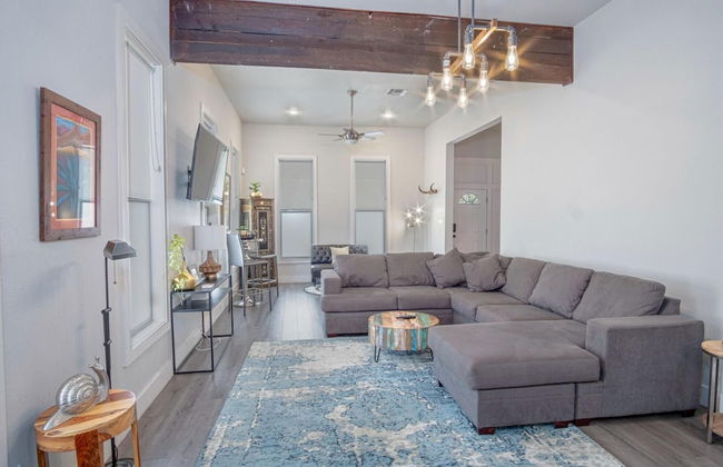 Gorgeous Family-friendly Home Near Downtown - Photo 7