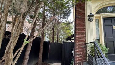 COMFY Basement Home 2 Bdrm1Den 3Queen Beds - Foto 3, Garden view