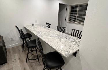 2BR Gem: Modern Comfort & Style - Foto 3