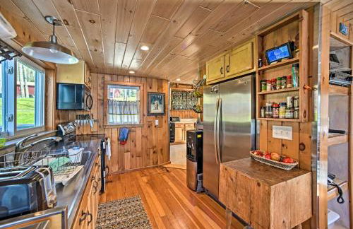 BBQ Ready Lakeside Milford Home with Paddleboat - Foto 11