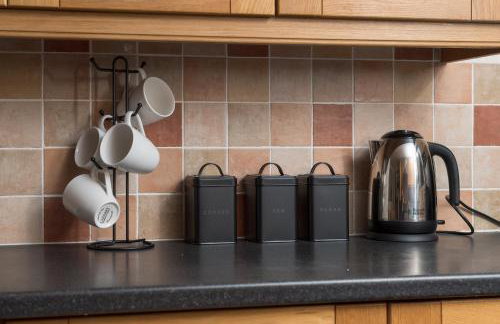 Large 5BR Home - Ideal for Contractors - Parking Available - Photo 29