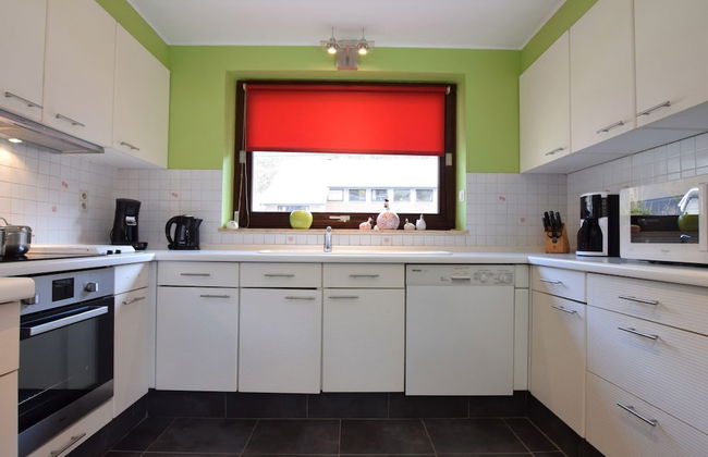 Cozy Family Holiday Home - Photo 8