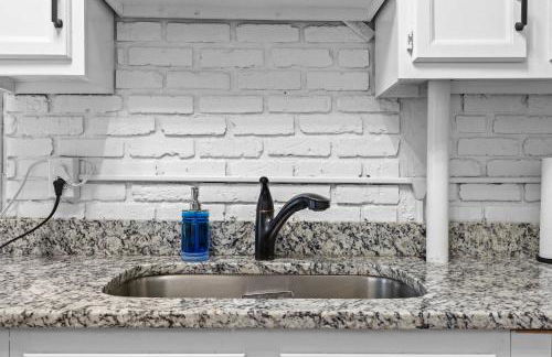 Stylish Home in Historic District Near Riverwalk - Foto 52