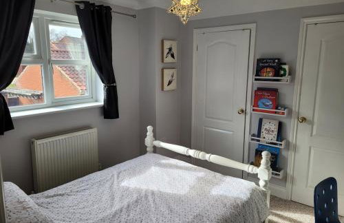 Detached luxury 5 bed house, lanscaped garden, fire pit, parking, can sleep families or workers - Foto 34