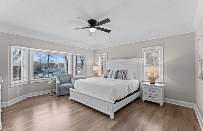 Winding Down by Avantstay Sleeps 20 + Dock, View - Photo 4