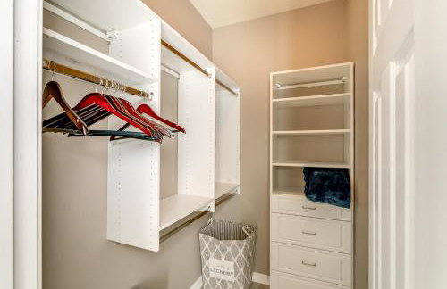 Porch and Game Room! Getaway on Lookout Shoals Lake - Foto 14