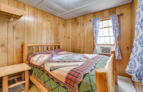 Steps to Lake Cedarville Cabin 12 with Shared Perks - Foto 9