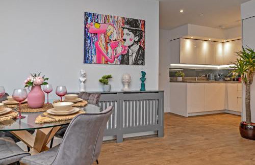 SUPERIOR AIRPORT SUITE, FREE Parking, Stylish, BALCONY, Two Bathrooms, Close To Airport, Station & Centre - Foto 24