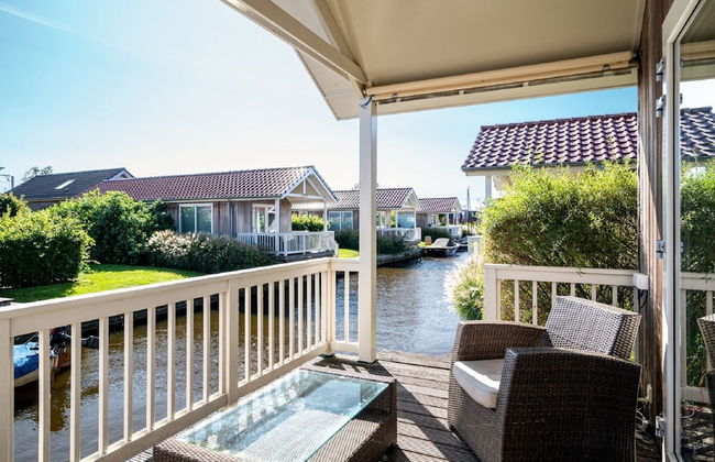 Cozy Chalet Right on the Water in Friesland - Foto 17