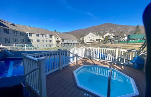 Cozy Ski in out Cabin in Berkshire Resort - Foto 19