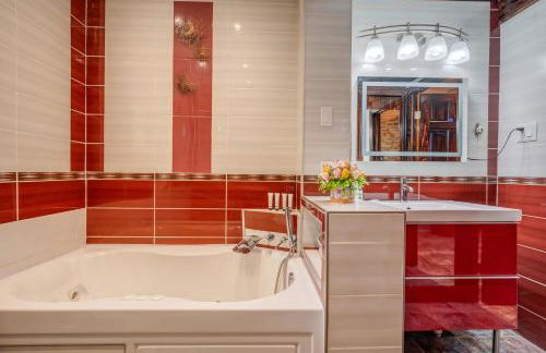 Stunning! Pocono Escape! HotTub Sauna Pool Ski Pet-Friendly Firepit Game Room Fireplace BBQ Lakes Tennis Fishing - Foto 38