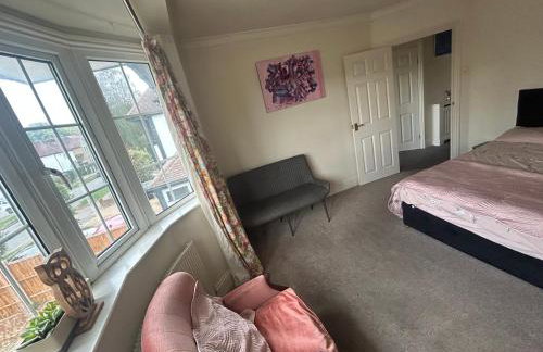 Eastcote London Retreat 3 min walk to Tube 30 min to central London , Free parking 3 cars, Private 1st Floor 2 Bedroom Suite 2 smart TVs with Fully Equipped Kitchen and Bathroom - Foto 14