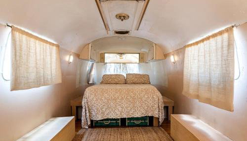 Luxury Airstream Campsite Nestled Beneath Oak Trees Outside of Austin, Texas - Foto 3