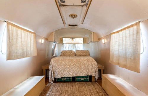 Luxury Airstream Campsite Nestled Beneath Oak Trees Outside of Austin, Texas - Foto 3