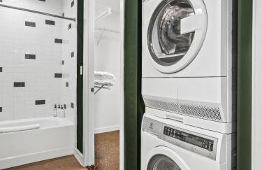 Downtown Dallas High Rise with Free Parking, Gym, Pool, City Views - Foto 11