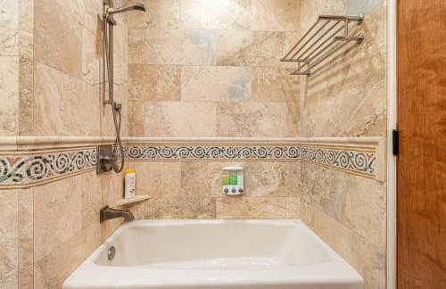 8-Bedrooms with Stunning Views & 75' Lap Pool - Foto 65