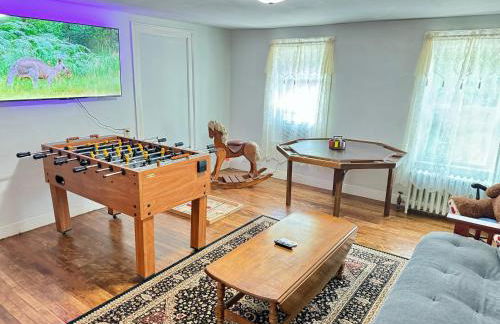 Berkshire Retreat Grand Home with Hot Tub and Large Yard, 5 mins from Jiminy Peak - Foto 42